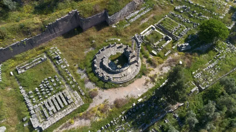Det runde Tholos-tempel i Athena-helligdommen ved Delfi set fra luften
