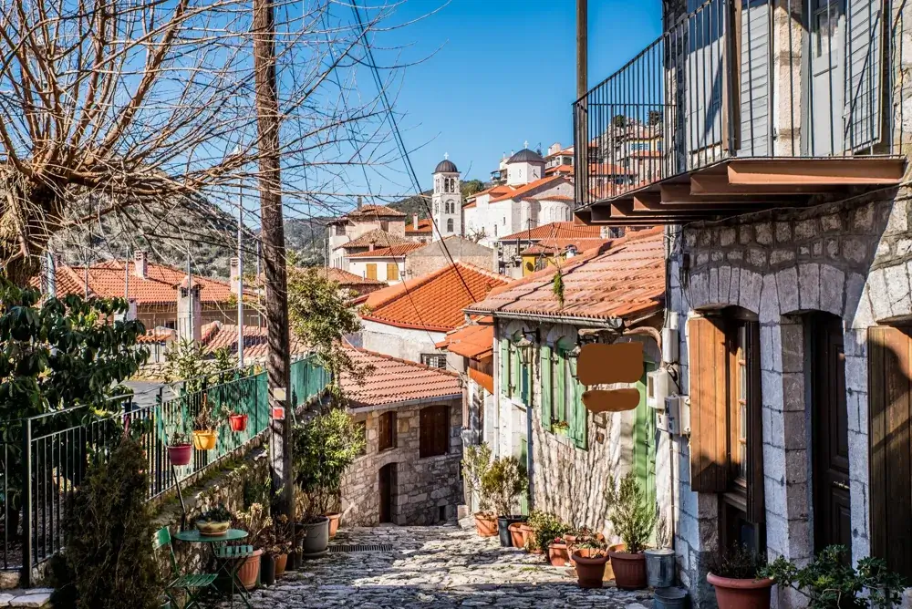Stenhuse og en smal gade i bjerglandsbyen Dimitsana i Arkadien