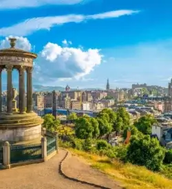 Monumentet på Calton Hill med udsigt over Edinburghs tage og spir