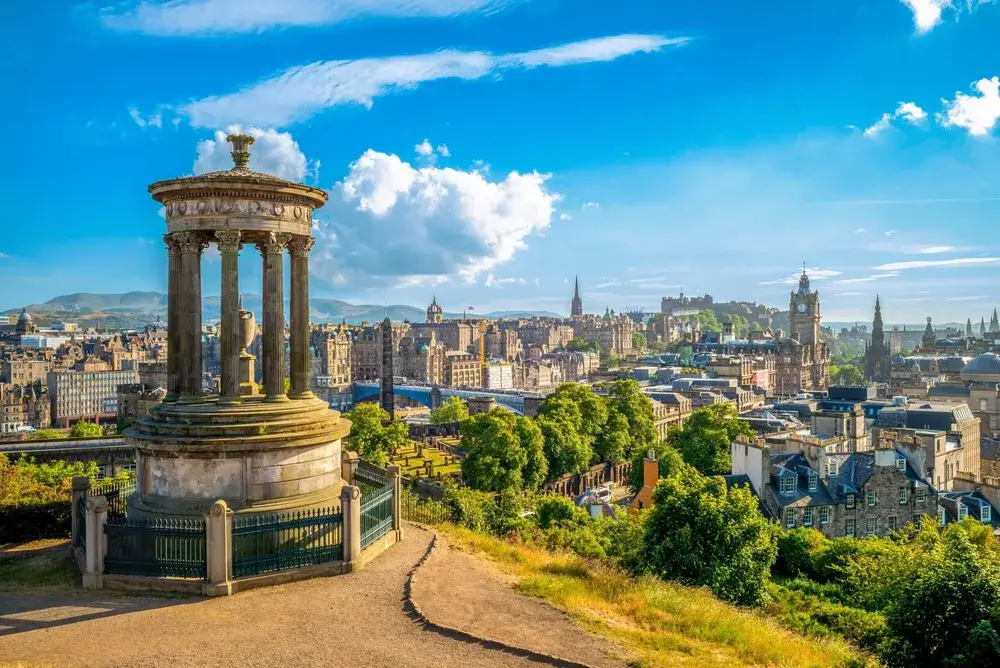 Monumentet på Calton Hill med udsigt over Edinburghs tage og spir