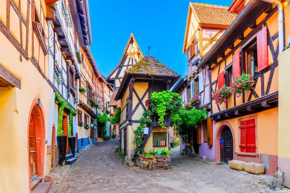 Farverige bindingsværkshuse i vinlandsbyen Eguisheim, Alsace