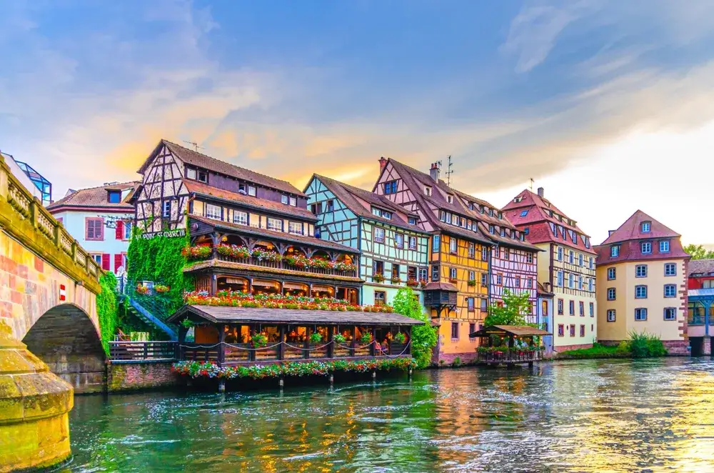 Bindingsværkshuse med blomsterkasser langs kanalen i kvarteret Petite France i Strasbourg