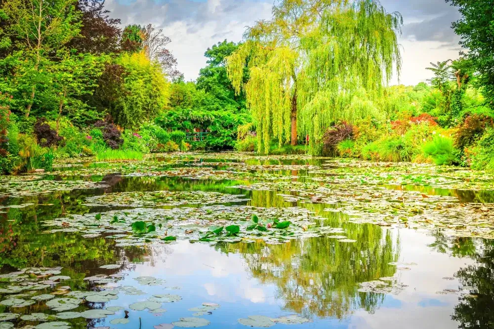 Åkandedammen og den japanske bro i Claude Monets have i Giverny, Normandiet