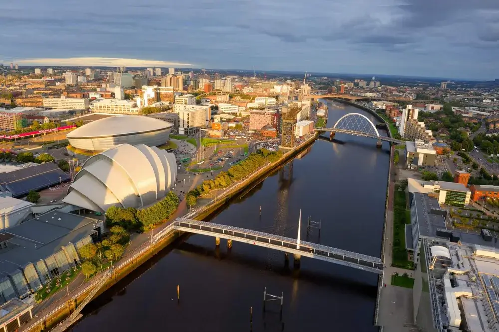Floden Clyde gennem Glasgow med Clyde Arc og koncertsalen SEC Armadillo