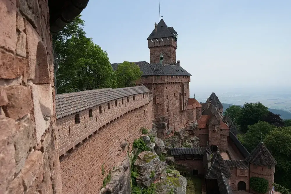 Borgen Haut-Kœnigsbourg på bjerget over Alsace-sletten