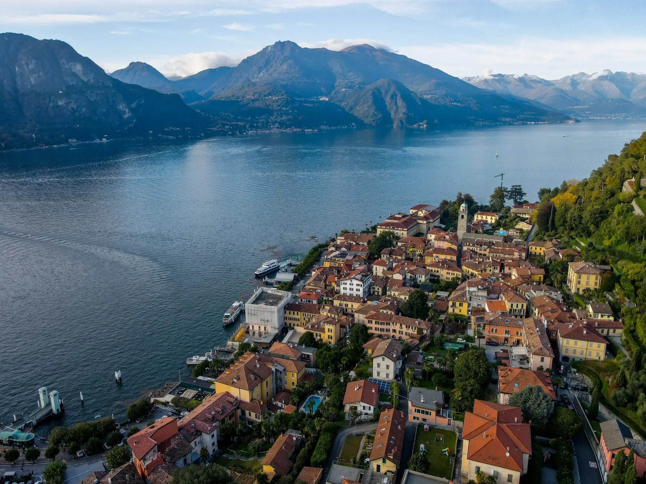 Bellagio på næsset mellem Comosøens to arme set fra luften