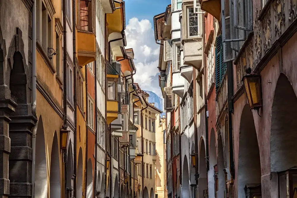 Buegangene langs handelsgaden Via dei Portici i Bolzanos gamle bydel