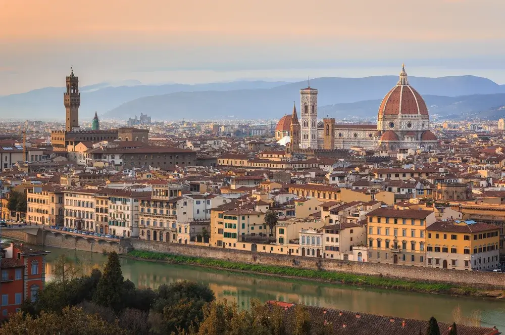 Firenze med domkirkens kuppel og Palazzo Vecchio ved solnedgang set fra Piazzale Michelangelo