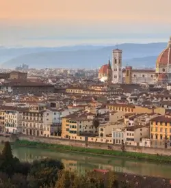 Firenze med domkirkens kuppel og Palazzo Vecchio ved solnedgang set fra Piazzale Michelangelo