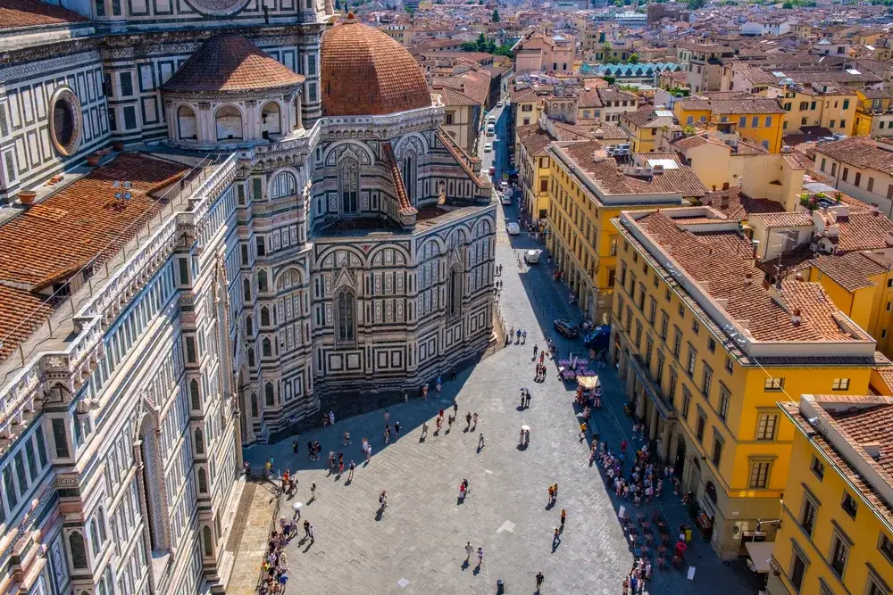Domkirken Santa Maria del Fiore og Piazza del Duomo i Firenze set ovenfra