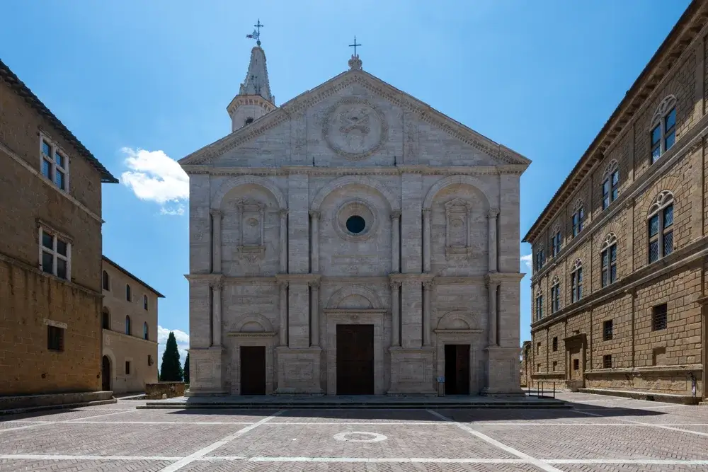 Renæssancefacaden på domkirken i Pienza på pladsen Piazza Pio II