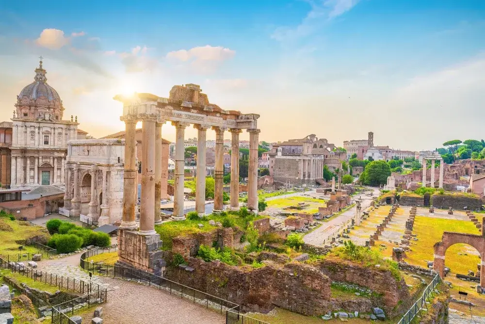 Søjlerne fra Saturntemplet og ruinerne på Forum Romanum i Rom i lavt sollys