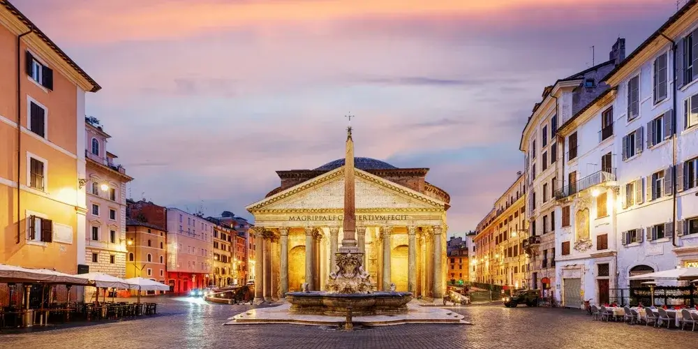 Pantheon og springvandet med obelisken på Piazza della Rotonda i Rom i aftenlys