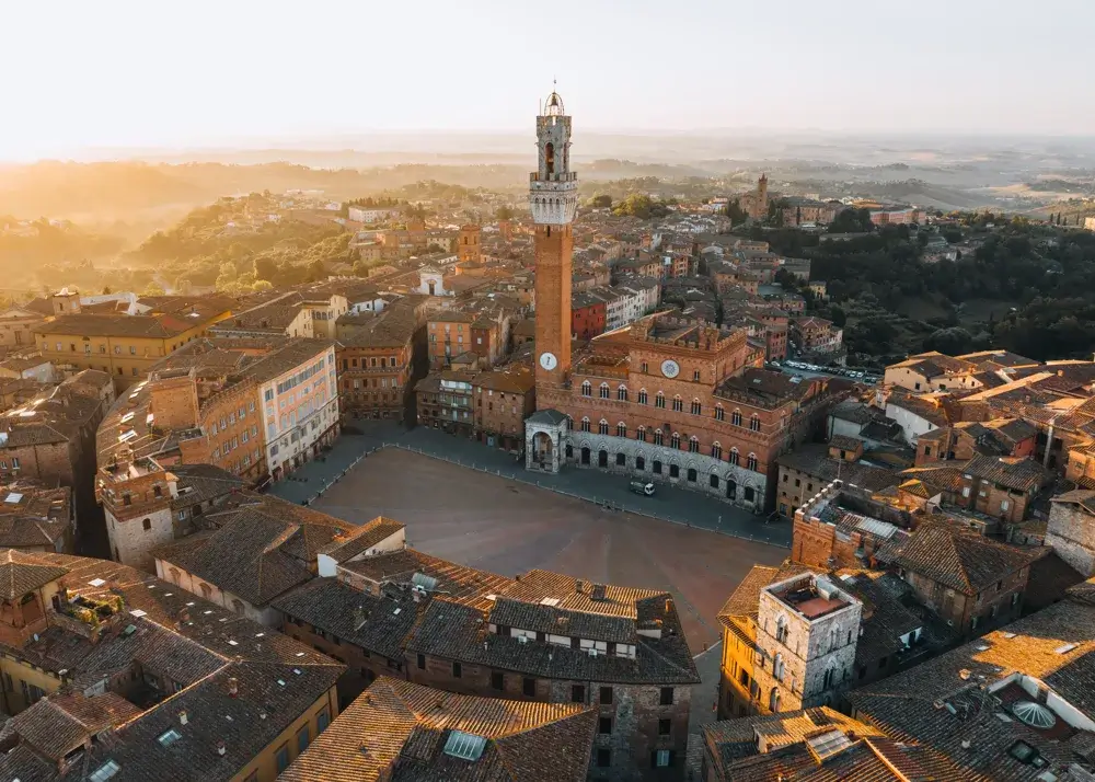 Piazza del Campo og Torre del Mangia i Siena set fra luften i morgenlys