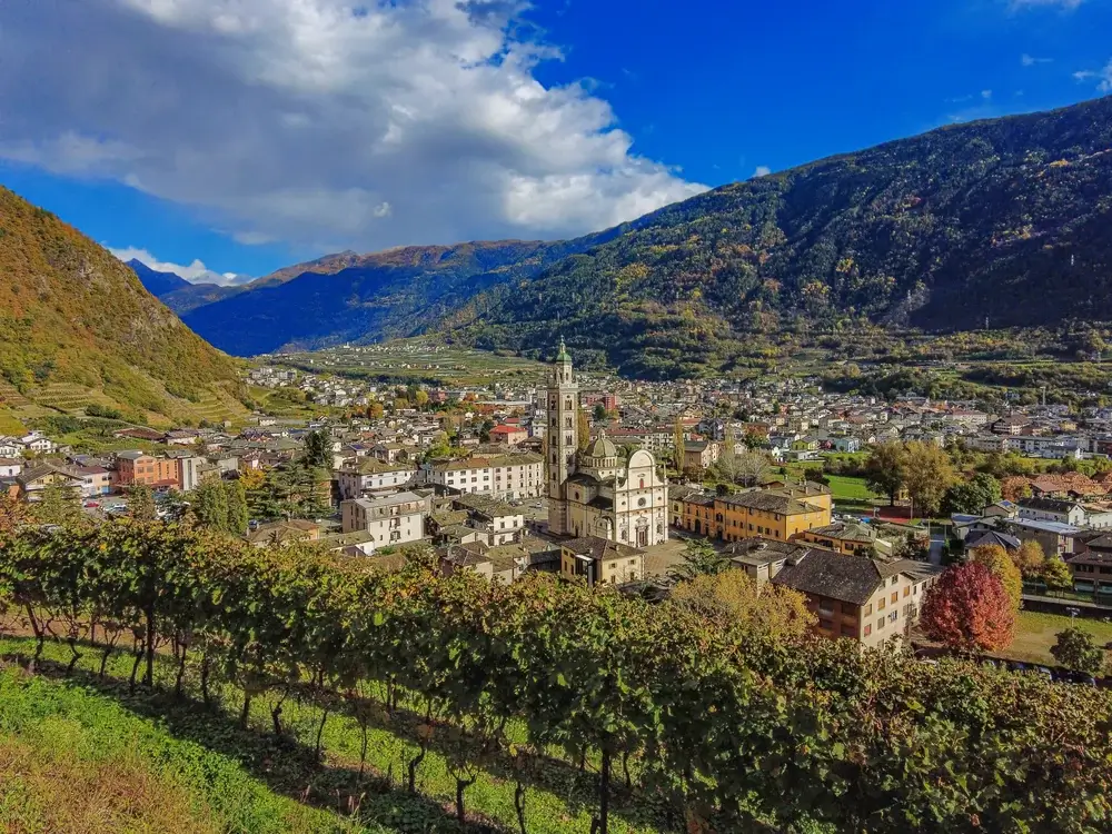 Byen Tirano i Valtellina med valfartskirken Madonna di Tirano og bjergene bag