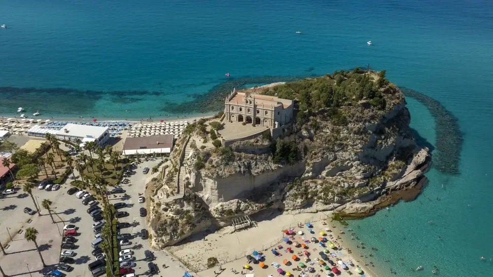 Klosteret Santa Maria dell'Isola på klippen ved Tropea med strand og turkis hav