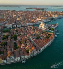 Luftfoto af Venedig ved solnedgang med Santa Maria della Salute og lagunen
