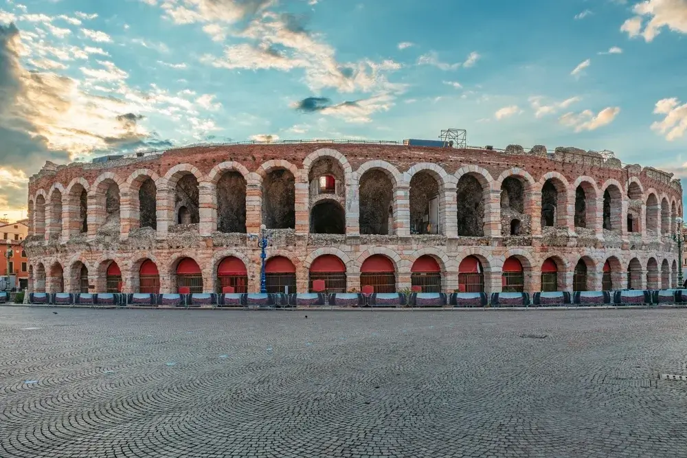 Det romerske amfiteater Arena di Verona med buegange set fra den brostensbelagte Piazza Bra