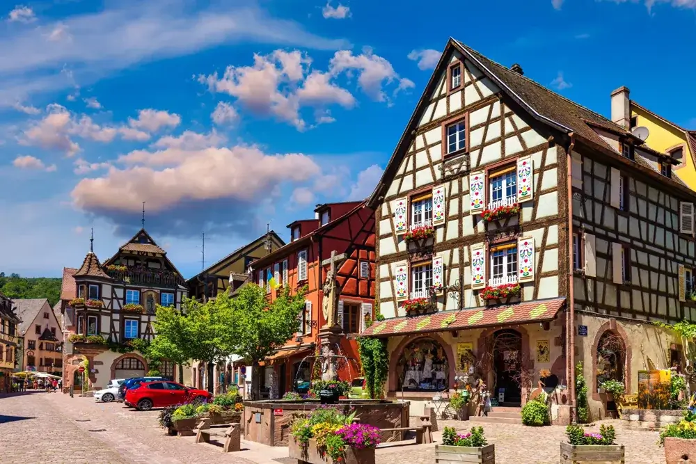 Bindingsværkshuse i vinlandsbyen Kaysersberg, Alsace