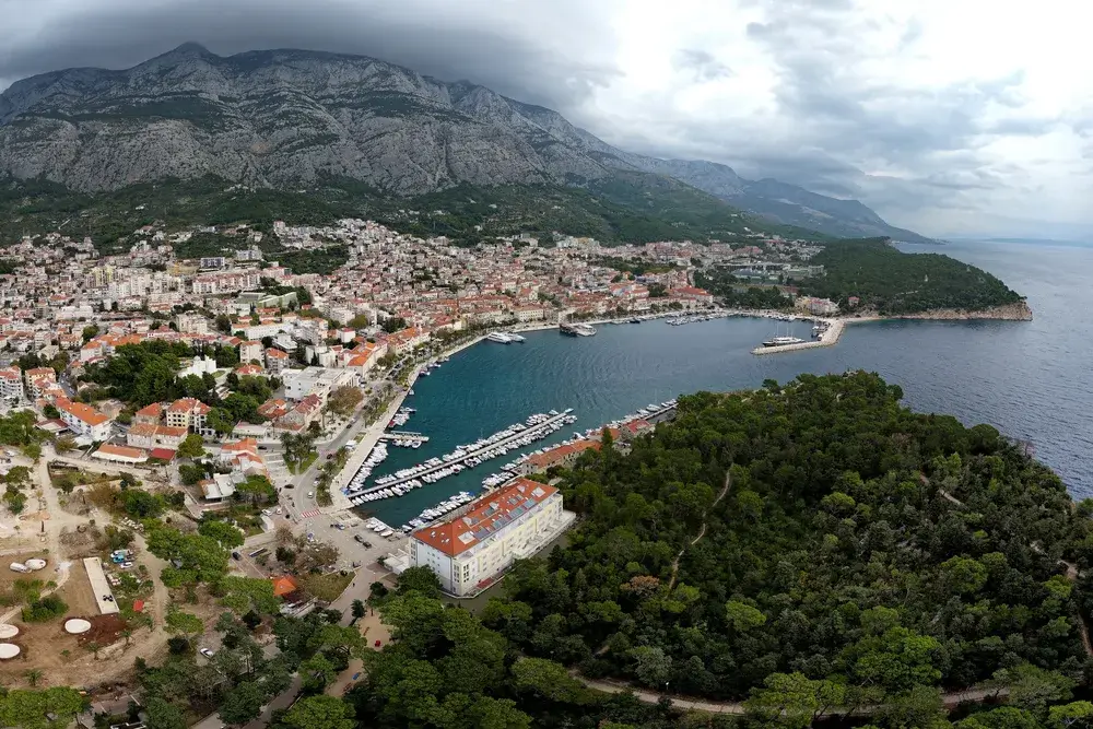 Makarska og havnen set fra luften med bjerget Biokovo bagved