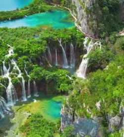 Vandfald og turkisblå søer i Plitvice nationalpark, Kroatien