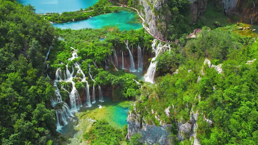 Vandfald og turkisblå søer i Plitvice nationalpark, Kroatien