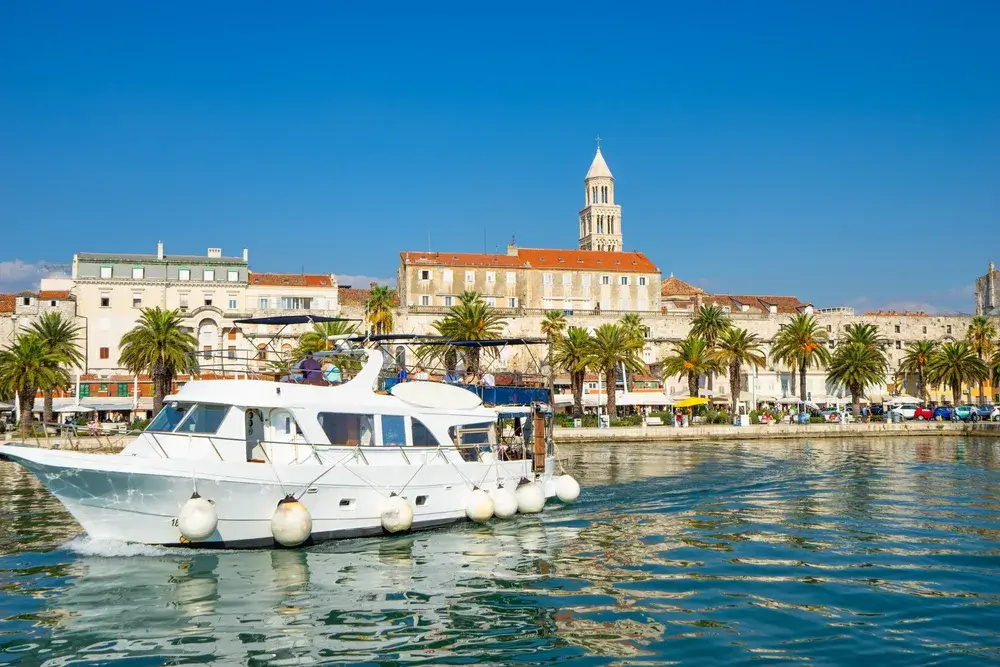 Promenaden Riva foran Diocletians palads i Split ved Adriaterhavet