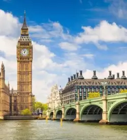 Big Ben og parlamentet ved Themsen med Westminster Bridge