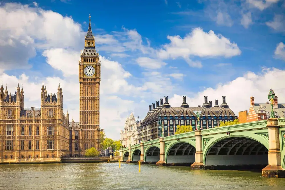 Big Ben og parlamentet ved Themsen med Westminster Bridge