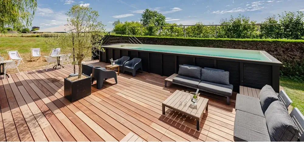 Opvarmet udendørspool og solterrasse med udsigt over markerne ved Maison Pal'Ange i Ardennerne
