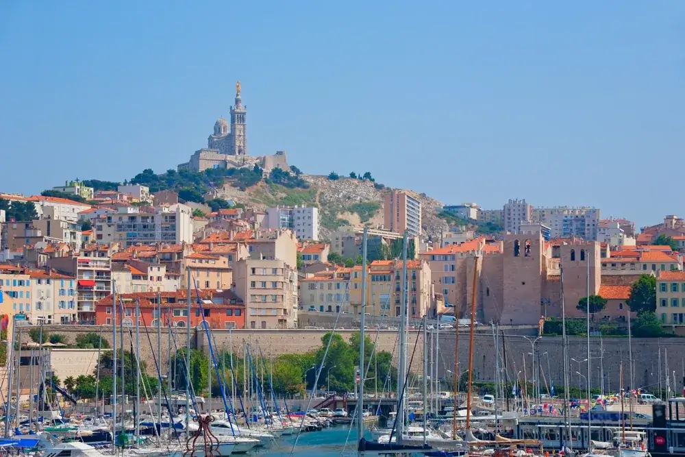 Den gamle havn i Marseille med Notre-Dame de la Garde på bakken