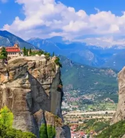 Klosteret Agia Triada på en klippetop i Meteora med dalen bagved