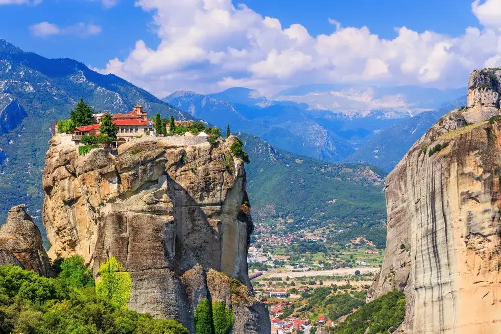 Klosteret Agia Triada på en klippetop i Meteora med dalen bagved