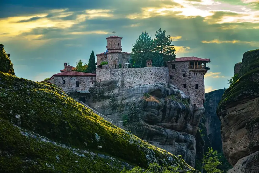 Et af Meteora-klostrene på toppen af en klippe i aftenlys