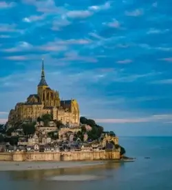 Klosteret Mont-Saint-Michel på klippeøen set fra luften