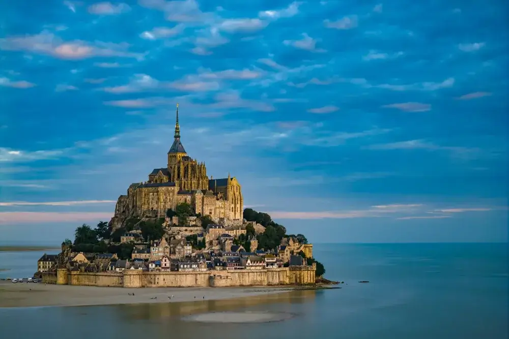 Klosteret Mont-Saint-Michel på klippeøen set fra luften