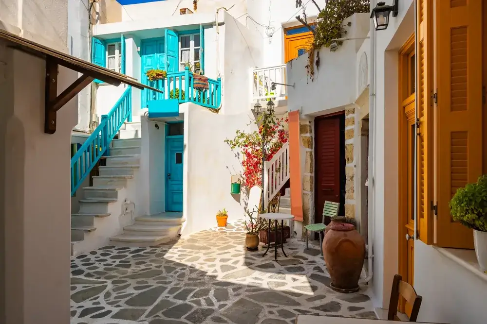 Hvide huse og en lille plads i den gamle bydel i Chora på Naxos