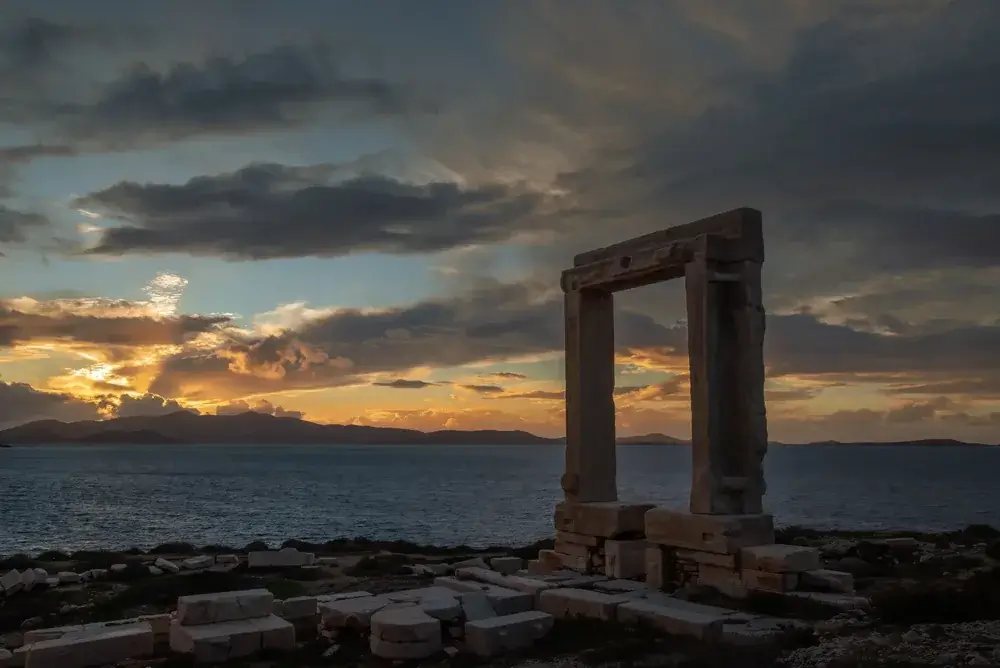 Marmorporten Portara på Naxos i solnedgang over havet