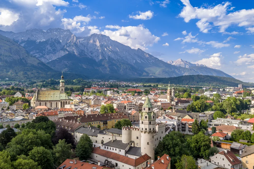 Den gamle bydel i Hall in Tirol med Burg Hasegg og Münzerturm foran Karwendel-bjergene
