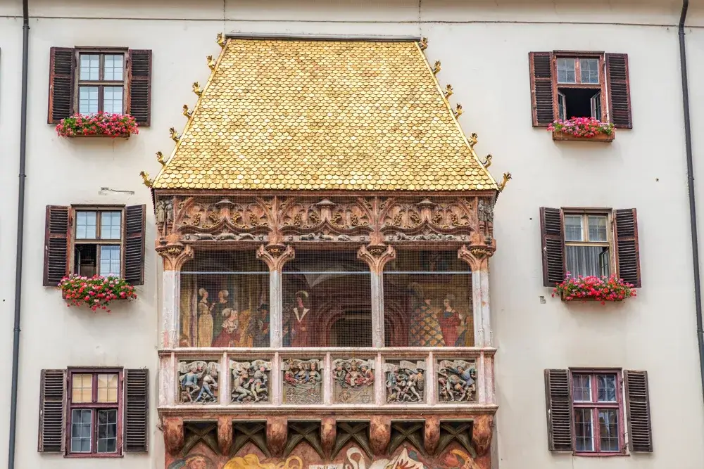 Goldenes Dachl i Innsbruck med det forgyldte tag og den udsmykkede altan mellem blomsterkasser