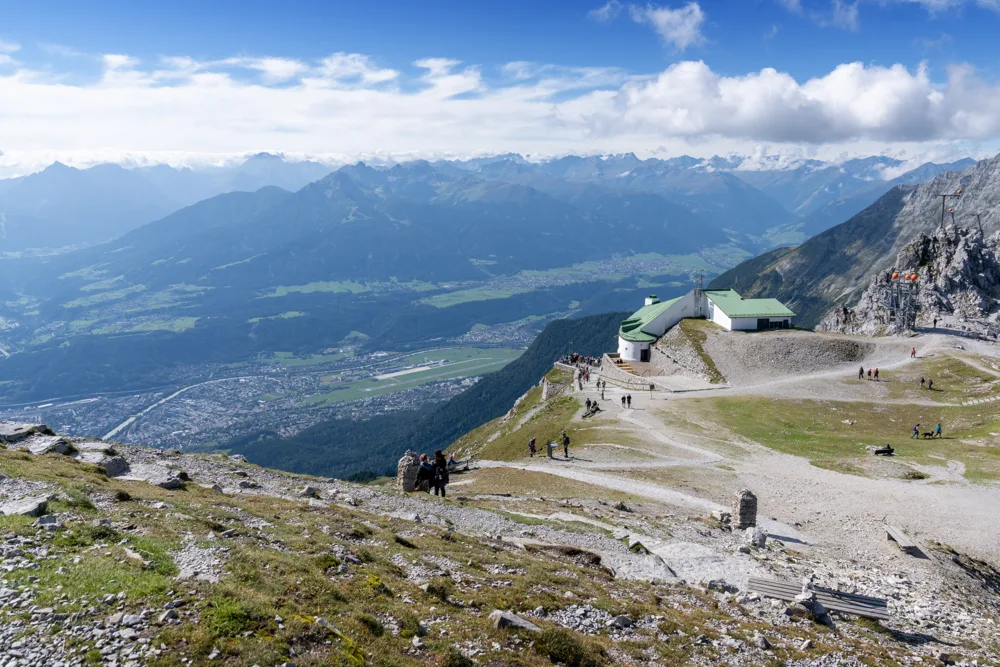 Banestationen på Hafelekar højt over Innsbruck med udsigt over Inndalen og Alperne