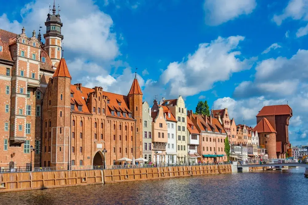 Købmandshuse langs floden Motława i Gdansk med middelalderkranen for enden