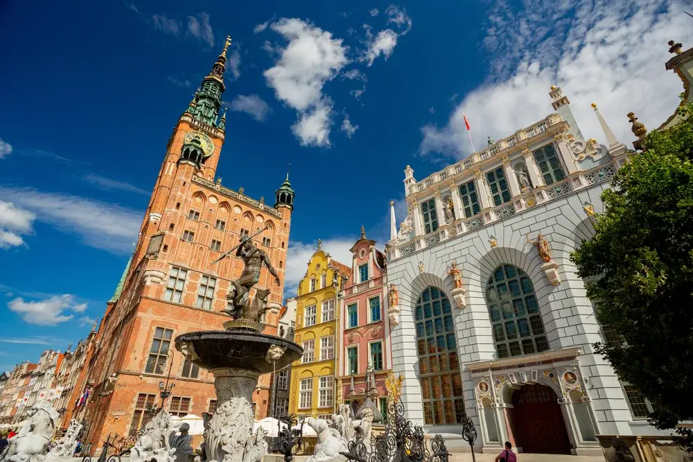 Neptun-springvandet på Det Lange Marked i Gdansk foran Artushof og rådhustårnet