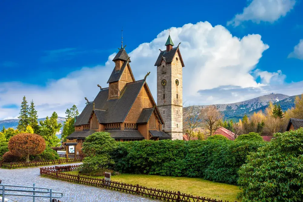 Den norske stavkirke Wang i Karpacz med stenklokketårnet en sommerdag