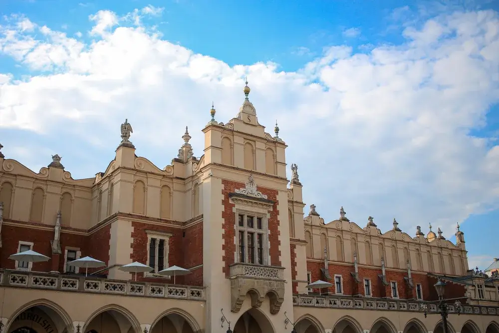 Klædehallen på markedspladsen i Krakow under blå himmel
