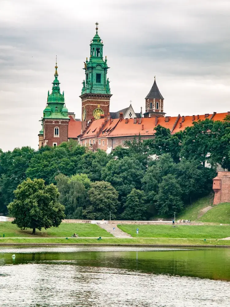 Wawel-borgen og katedralen over floden Wisła i Krakow om sommeren
