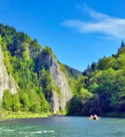 Flåder på floden Dunajec under kalkstensklipperne i Pieniny en sommerdag