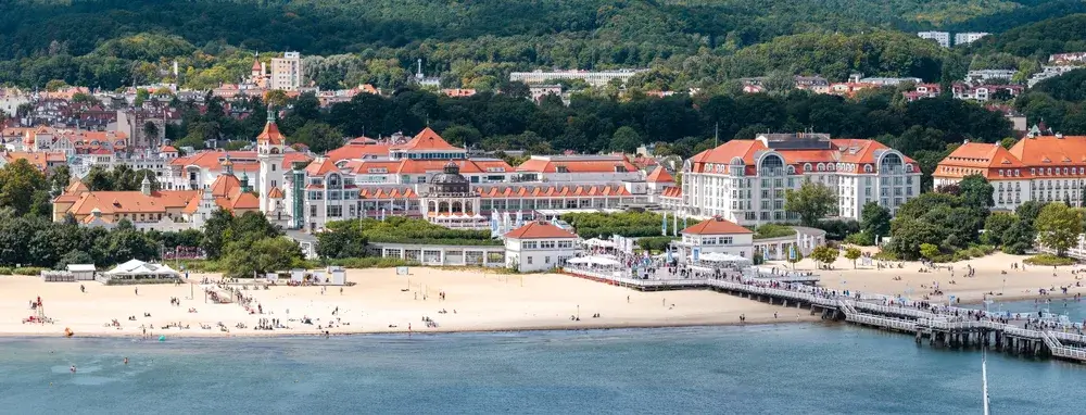 Stranden i Sopot med Grand Hotel og træmolen, der går ud i Gdansk-bugten
