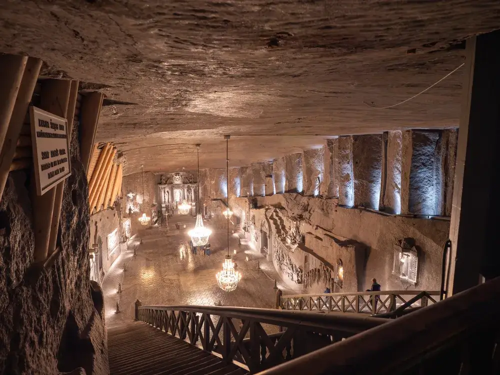 Den store sal med lysekroner af salt i saltminen i Wieliczka