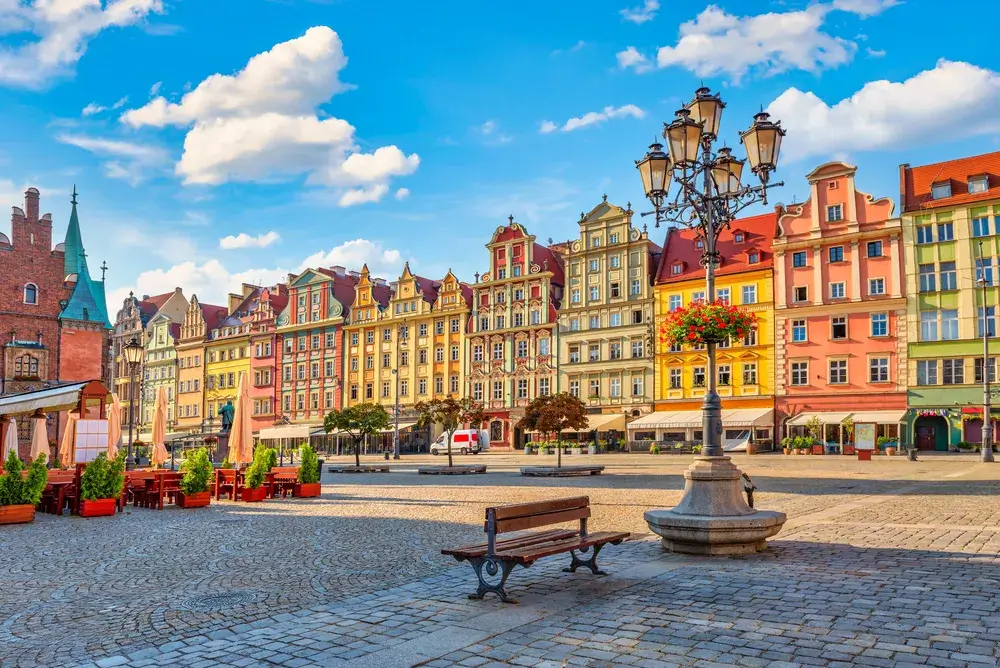 De farvede huse på markedspladsen Rynek i Wrocław om sommeren